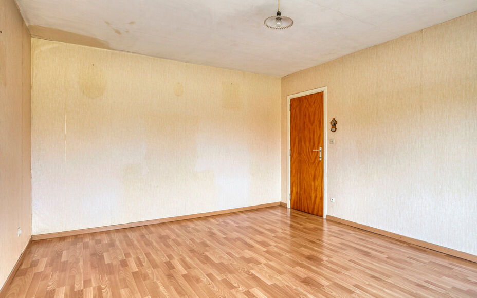 Leemans Immobiliën vous présente cette spacieuse maison à rénover, située dans un quartier calme et rural de Grand-Bigard. Grâce à sa situation centrale, vous bénéficierez d'une excellente accessibilité : commerces, transports en commun, école