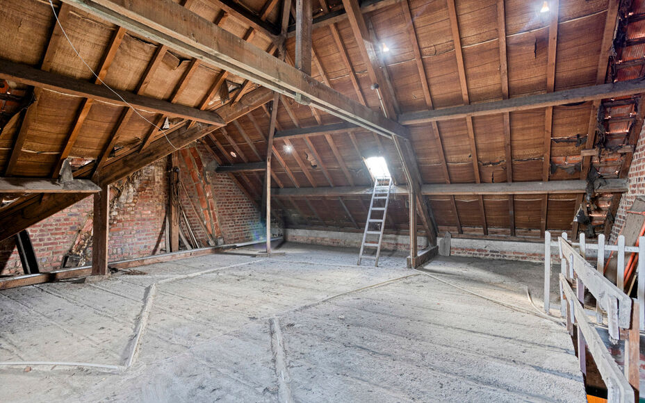 Leemans Immobiliën vous présente cette spacieuse maison à rénover, située dans un quartier calme et rural de Grand-Bigard. Grâce à sa situation centrale, vous bénéficierez d'une excellente accessibilité : commerces, transports en commun, école