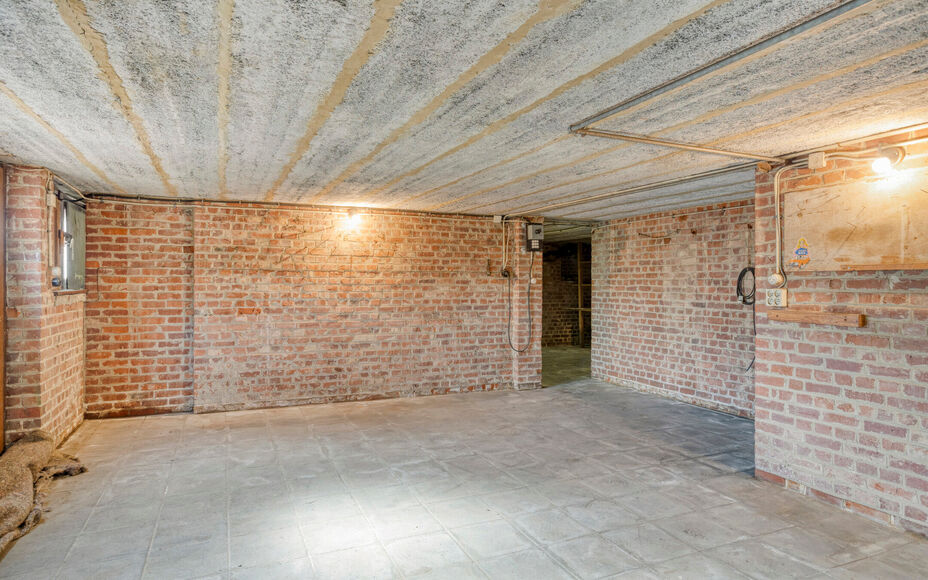 Leemans Immobiliën vous présente cette spacieuse maison à rénover, située dans un quartier calme et rural de Grand-Bigard. Grâce à sa situation centrale, vous bénéficierez d'une excellente accessibilité : commerces, transports en commun, école