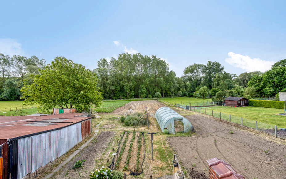 Leemans Immobiliën vous présente cette spacieuse maison à rénover, située dans un quartier calme et rural de Grand-Bigard. Grâce à sa situation centrale, vous bénéficierez d'une excellente accessibilité : commerces, transports en commun, école