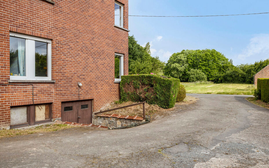 Leemans Immobiliën vous présente cette spacieuse maison à rénover, située dans un quartier calme et rural de Grand-Bigard. Grâce à sa situation centrale, vous bénéficierez d'une excellente accessibilité : commerces, transports en commun, école