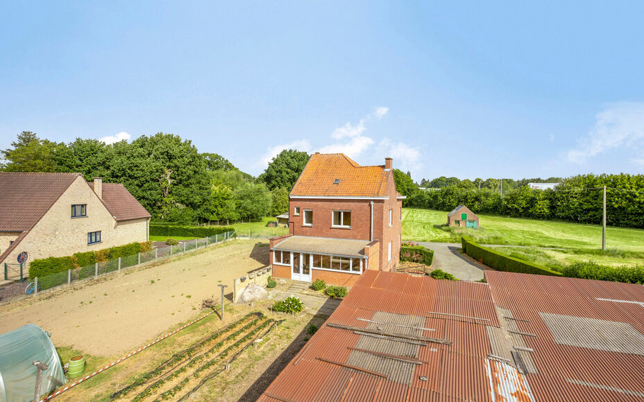 Leemans Immobiliën vous présente cette spacieuse maison à rénover, située dans un quartier calme et rural de Grand-Bigard. Grâce à sa situation centrale, vous bénéficierez d'une excellente accessibilité : commerces, transports en commun, école