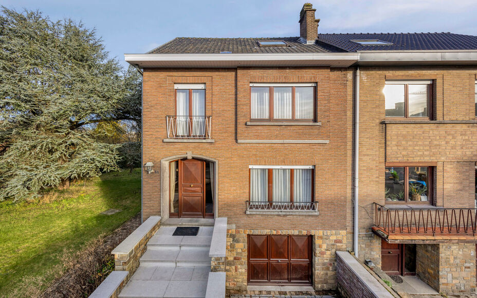 Leemans Real Estate vous présente cette spacieuse maison partiellement rénovée, nichée sur un magnifique terrain et idéalement située au cœur de Groot-Bijgaarden.
À quelques pas, vous trouverez commerces, écoles, transports en commun et grands ax