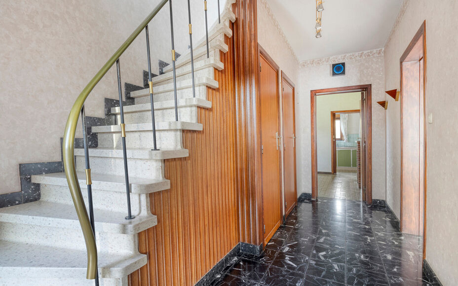 Leemans Real Estate vous présente cette spacieuse maison partiellement rénovée, nichée sur un magnifique terrain et idéalement située au cœur de Groot-Bijgaarden.
À quelques pas, vous trouverez commerces, écoles, transports en commun et grands ax