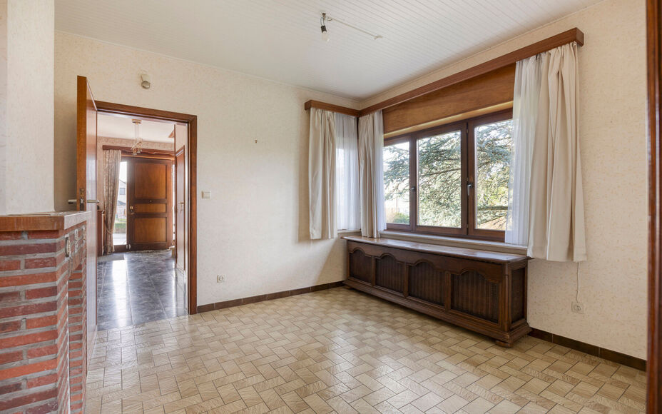 Leemans Real Estate vous présente cette spacieuse maison partiellement rénovée, nichée sur un magnifique terrain et idéalement située au cœur de Groot-Bijgaarden.
À quelques pas, vous trouverez commerces, écoles, transports en commun et grands ax