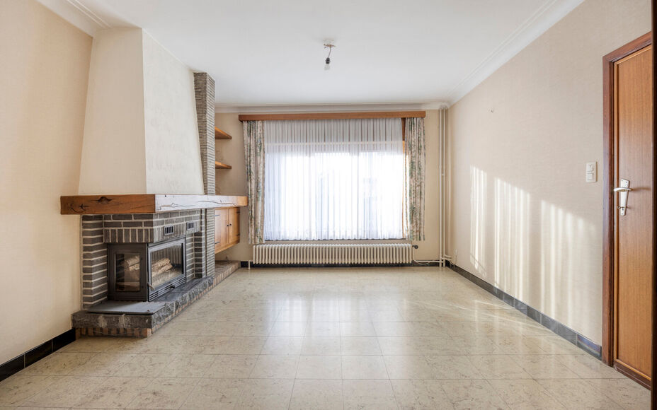 Leemans Real Estate vous présente cette spacieuse maison partiellement rénovée, nichée sur un magnifique terrain et idéalement située au cœur de Groot-Bijgaarden.
À quelques pas, vous trouverez commerces, écoles, transports en commun et grands ax