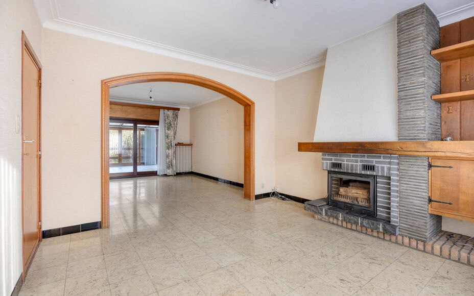 Leemans Real Estate vous présente cette spacieuse maison partiellement rénovée, nichée sur un magnifique terrain et idéalement située au cœur de Groot-Bijgaarden.
À quelques pas, vous trouverez commerces, écoles, transports en commun et grands ax