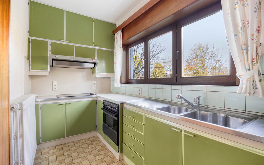 Leemans Real Estate vous présente cette spacieuse maison partiellement rénovée, nichée sur un magnifique terrain et idéalement située au cœur de Groot-Bijgaarden.
À quelques pas, vous trouverez commerces, écoles, transports en commun et grands ax