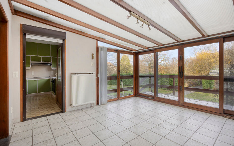 Leemans Real Estate vous présente cette spacieuse maison partiellement rénovée, nichée sur un magnifique terrain et idéalement située au cœur de Groot-Bijgaarden.
À quelques pas, vous trouverez commerces, écoles, transports en commun et grands ax