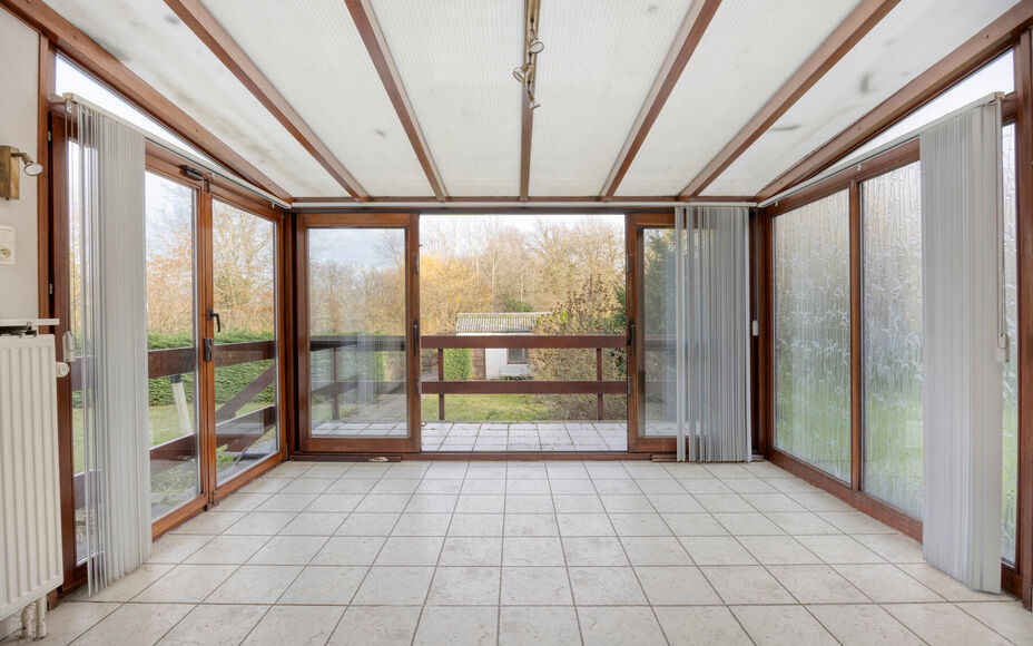 Leemans Real Estate vous présente cette spacieuse maison partiellement rénovée, nichée sur un magnifique terrain et idéalement située au cœur de Groot-Bijgaarden.
À quelques pas, vous trouverez commerces, écoles, transports en commun et grands ax