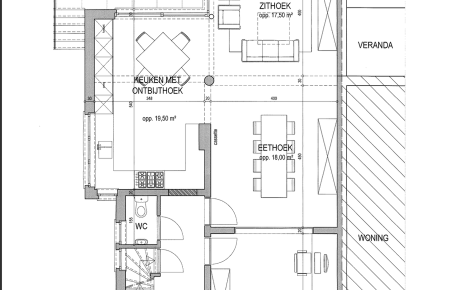 Leemans Real Estate vous présente cette spacieuse maison partiellement rénovée, nichée sur un magnifique terrain et idéalement située au cœur de Groot-Bijgaarden.
À quelques pas, vous trouverez commerces, écoles, transports en commun et grands ax
