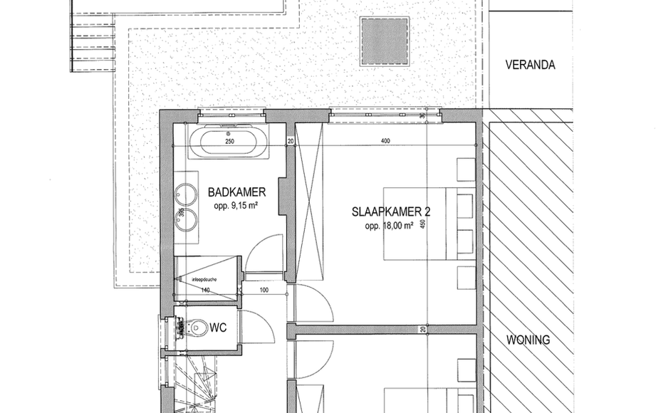 Leemans Real Estate vous présente cette spacieuse maison partiellement rénovée, nichée sur un magnifique terrain et idéalement située au cœur de Groot-Bijgaarden.
À quelques pas, vous trouverez commerces, écoles, transports en commun et grands ax