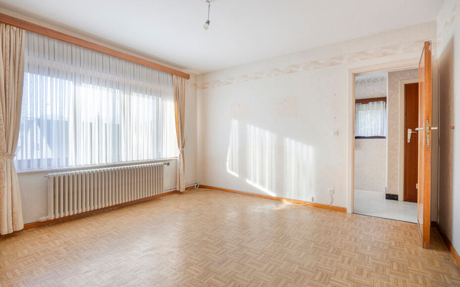 Leemans Real Estate vous présente cette spacieuse maison partiellement rénovée, nichée sur un magnifique terrain et idéalement située au cœur de Groot-Bijgaarden.
À quelques pas, vous trouverez commerces, écoles, transports en commun et grands ax