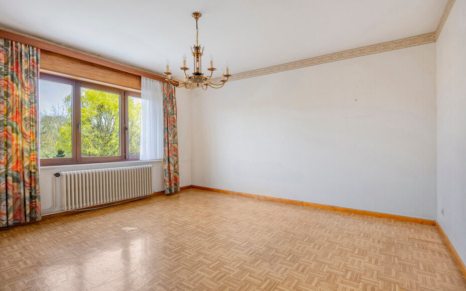 Leemans Real Estate vous présente cette spacieuse maison partiellement rénovée, nichée sur un magnifique terrain et idéalement située au cœur de Groot-Bijgaarden.
À quelques pas, vous trouverez commerces, écoles, transports en commun et grands ax