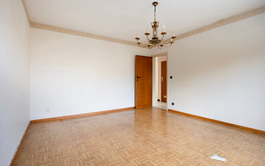 Leemans Real Estate vous présente cette spacieuse maison partiellement rénovée, nichée sur un magnifique terrain et idéalement située au cœur de Groot-Bijgaarden.
À quelques pas, vous trouverez commerces, écoles, transports en commun et grands ax