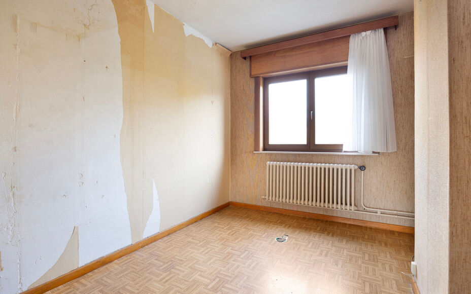 Leemans Real Estate vous présente cette spacieuse maison partiellement rénovée, nichée sur un magnifique terrain et idéalement située au cœur de Groot-Bijgaarden.
À quelques pas, vous trouverez commerces, écoles, transports en commun et grands ax