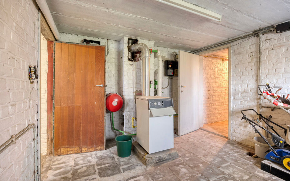 Leemans Real Estate vous présente cette spacieuse maison partiellement rénovée, nichée sur un magnifique terrain et idéalement située au cœur de Groot-Bijgaarden.
À quelques pas, vous trouverez commerces, écoles, transports en commun et grands ax