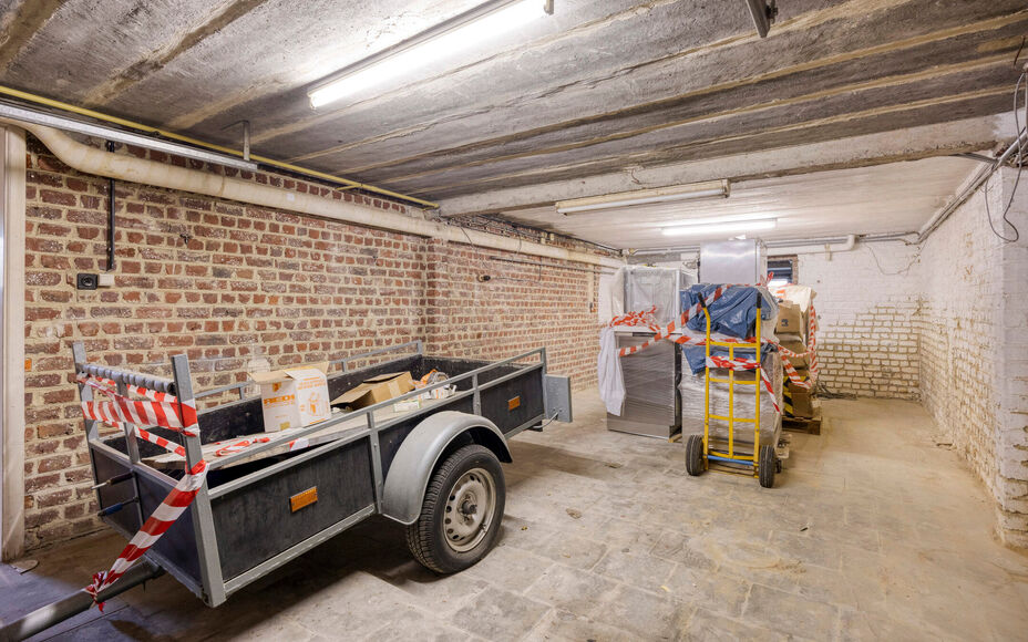 Leemans Real Estate vous présente cette spacieuse maison partiellement rénovée, nichée sur un magnifique terrain et idéalement située au cœur de Groot-Bijgaarden.
À quelques pas, vous trouverez commerces, écoles, transports en commun et grands ax