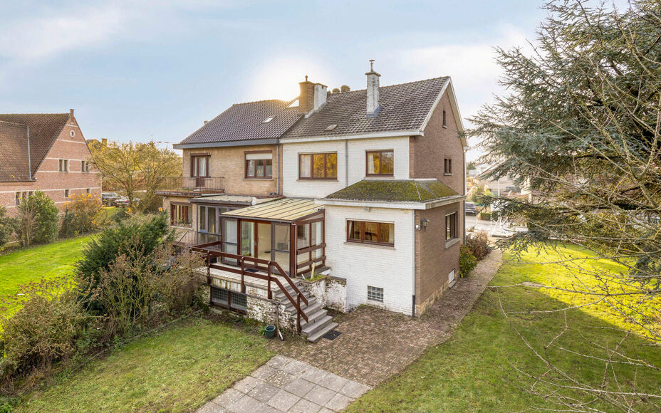 Leemans Real Estate vous présente cette spacieuse maison partiellement rénovée, nichée sur un magnifique terrain et idéalement située au cœur de Groot-Bijgaarden.
À quelques pas, vous trouverez commerces, écoles, transports en commun et grands ax
