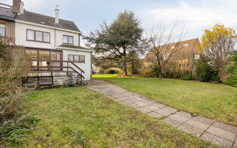 Leemans Real Estate vous présente cette spacieuse maison partiellement rénovée, nichée sur un magnifique terrain et idéalement située au cœur de Groot-Bijgaarden.
À quelques pas, vous trouverez commerces, écoles, transports en commun et grands ax