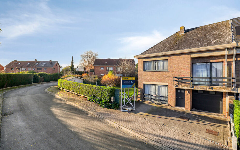 Leemans Real Estate vous présente cette maison idéalement située à Dilbeek, dans un cadre exceptionnellement paisible.
Grâce à son emplacement privilégié, commerces, écoles, installations sportives et grands axes routiers sont à deux pas – un 