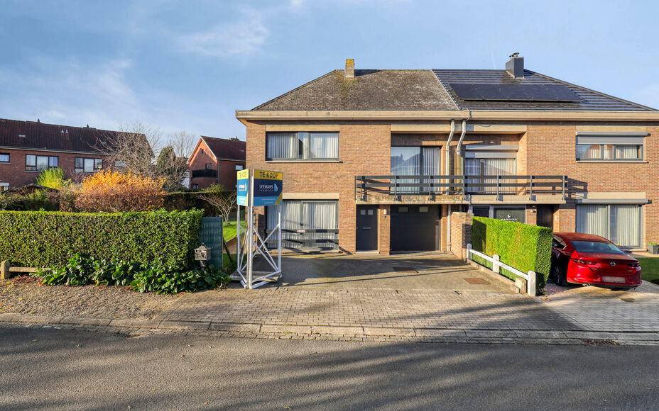 Leemans Real Estate vous présente cette maison idéalement située à Dilbeek, dans un cadre exceptionnellement paisible.
Grâce à son emplacement privilégié, commerces, écoles, installations sportives et grands axes routiers sont à deux pas – un 