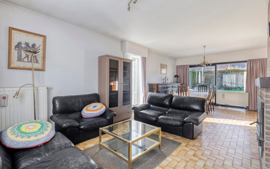 Leemans Real Estate vous présente cette maison idéalement située à Dilbeek, dans un cadre exceptionnellement paisible.
Grâce à son emplacement privilégié, commerces, écoles, installations sportives et grands axes routiers sont à deux pas – un 