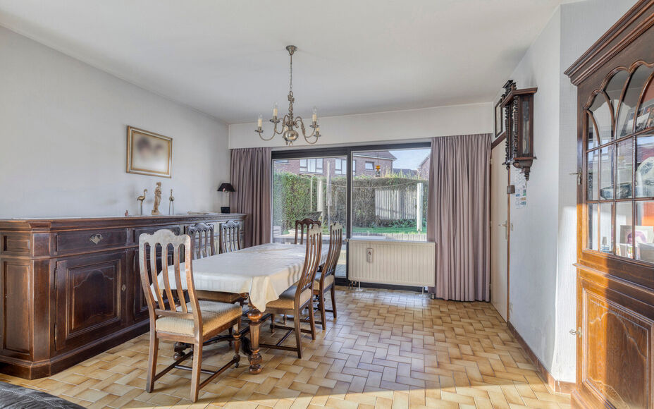 Leemans Real Estate vous présente cette maison idéalement située à Dilbeek, dans un cadre exceptionnellement paisible.
Grâce à son emplacement privilégié, commerces, écoles, installations sportives et grands axes routiers sont à deux pas – un 