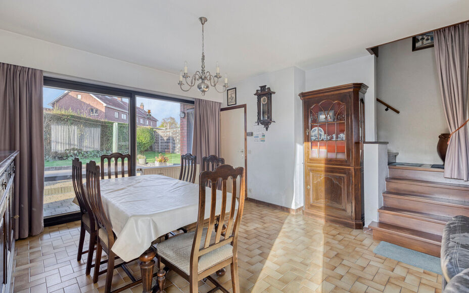 Leemans Real Estate vous présente cette maison idéalement située à Dilbeek, dans un cadre exceptionnellement paisible.
Grâce à son emplacement privilégié, commerces, écoles, installations sportives et grands axes routiers sont à deux pas – un 