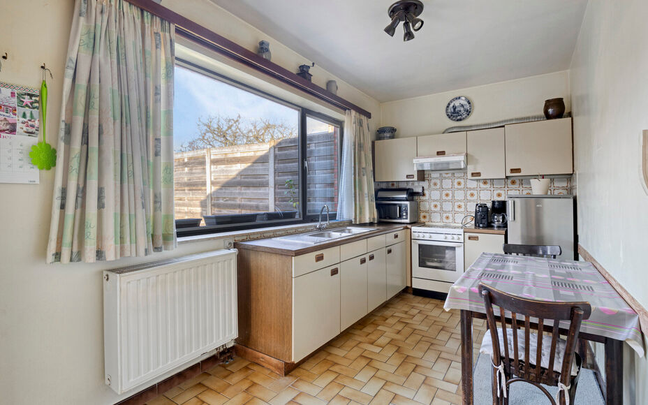 Leemans Real Estate vous présente cette maison idéalement située à Dilbeek, dans un cadre exceptionnellement paisible.
Grâce à son emplacement privilégié, commerces, écoles, installations sportives et grands axes routiers sont à deux pas – un 