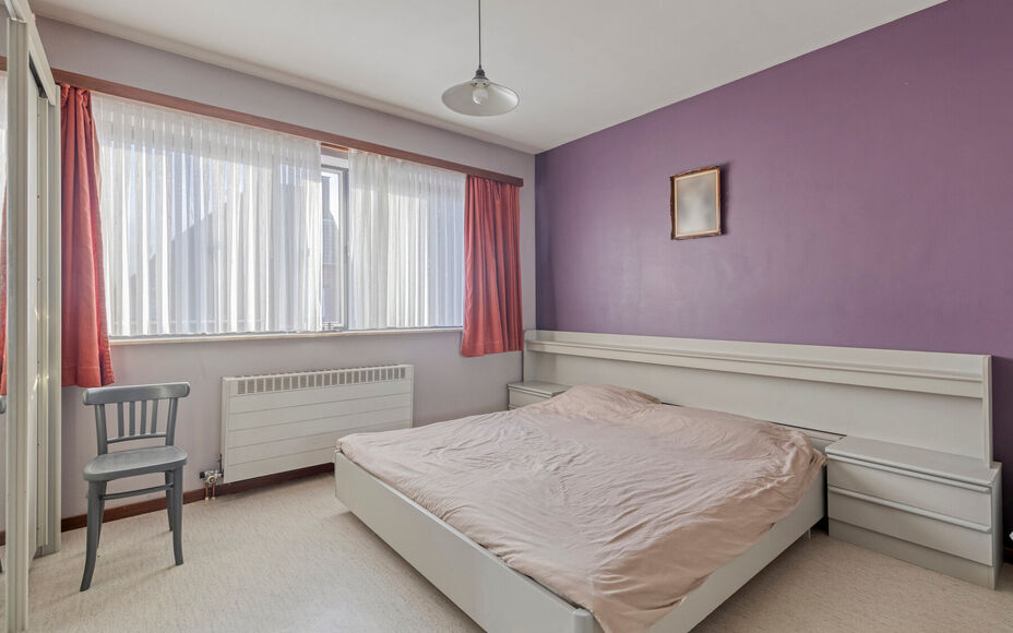 Leemans Real Estate vous présente cette maison idéalement située à Dilbeek, dans un cadre exceptionnellement paisible.
Grâce à son emplacement privilégié, commerces, écoles, installations sportives et grands axes routiers sont à deux pas – un 