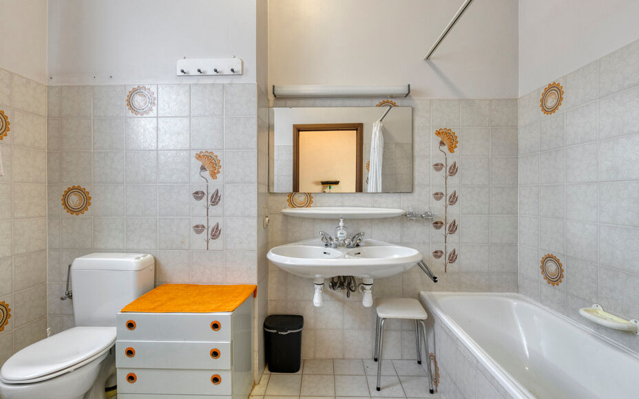 Leemans Real Estate vous présente cette maison idéalement située à Dilbeek, dans un cadre exceptionnellement paisible.
Grâce à son emplacement privilégié, commerces, écoles, installations sportives et grands axes routiers sont à deux pas – un 