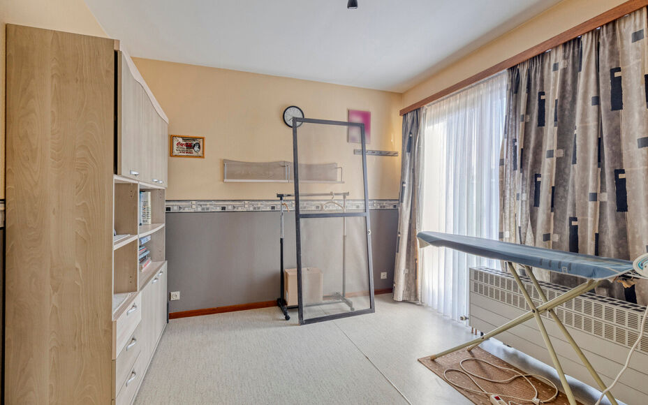 Leemans Real Estate vous présente cette maison idéalement située à Dilbeek, dans un cadre exceptionnellement paisible.
Grâce à son emplacement privilégié, commerces, écoles, installations sportives et grands axes routiers sont à deux pas – un 