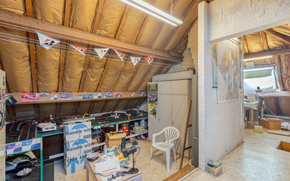 Leemans Real Estate vous présente cette maison idéalement située à Dilbeek, dans un cadre exceptionnellement paisible.
Grâce à son emplacement privilégié, commerces, écoles, installations sportives et grands axes routiers sont à deux pas – un 