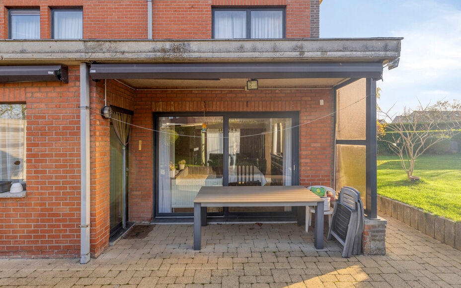 Leemans Real Estate vous présente cette maison idéalement située à Dilbeek, dans un cadre exceptionnellement paisible.
Grâce à son emplacement privilégié, commerces, écoles, installations sportives et grands axes routiers sont à deux pas – un 