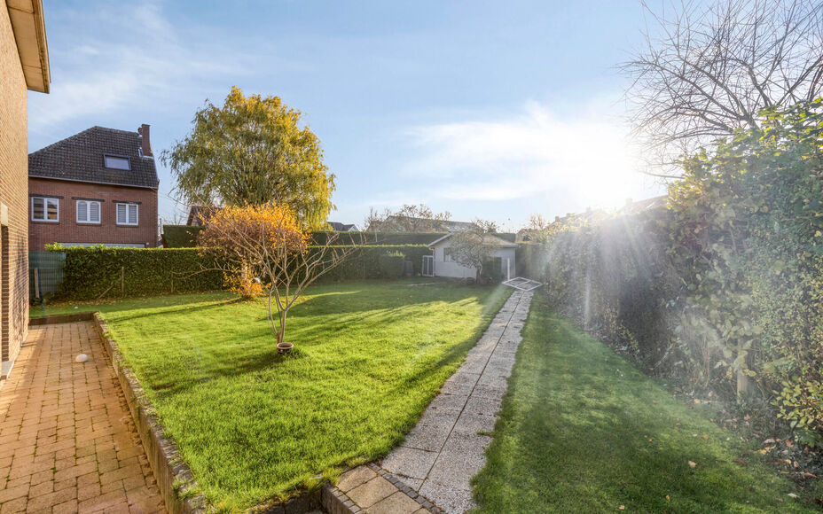 Leemans Real Estate vous présente cette maison idéalement située à Dilbeek, dans un cadre exceptionnellement paisible.
Grâce à son emplacement privilégié, commerces, écoles, installations sportives et grands axes routiers sont à deux pas – un 