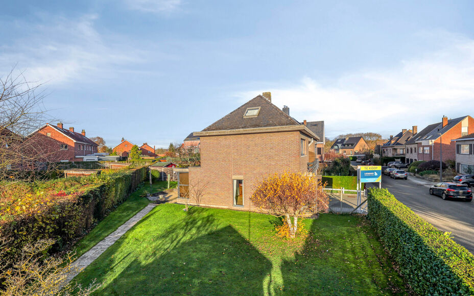 Leemans Real Estate vous présente cette maison idéalement située à Dilbeek, dans un cadre exceptionnellement paisible.
Grâce à son emplacement privilégié, commerces, écoles, installations sportives et grands axes routiers sont à deux pas – un 
