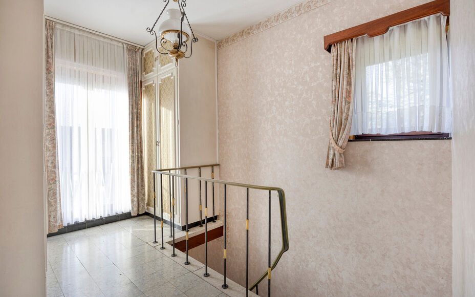 Leemans Real Estate vous présente cette spacieuse maison partiellement rénovée, nichée sur un magnifique terrain et idéalement située au cœur de Groot-Bijgaarden.
À quelques pas, vous trouverez commerces, écoles, transports en commun et grands ax