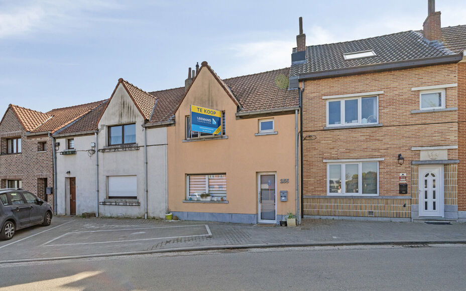 Leemans Immobiliën vous présente cette charmante maison prête à emménager dans le pittoresque Schepdaal. Grâce à son emplacement central, vous pouvez profiter d'une excellente accessibilité et les écoles, les commerces, les transports en commun e
