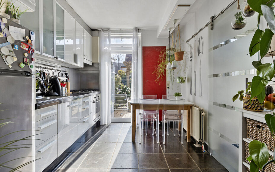 Leemans Immobiliën vous présente cette charmante maison prête à emménager dans le pittoresque Schepdaal. Grâce à son emplacement central, vous pouvez profiter d'une excellente accessibilité et les écoles, les commerces, les transports en commun e