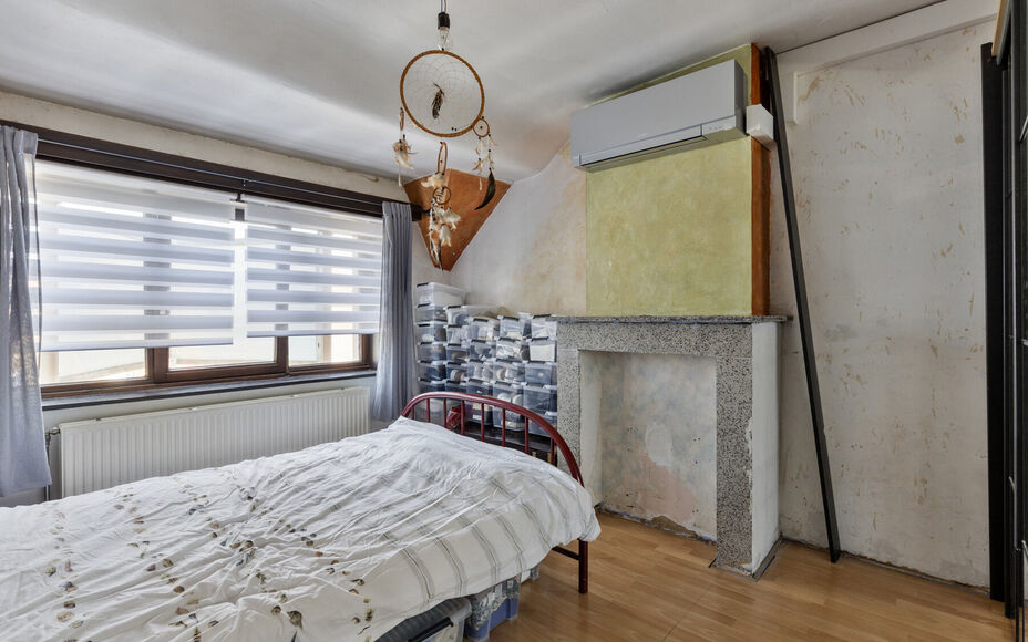 Leemans Immobiliën vous présente cette charmante maison prête à emménager dans le pittoresque Schepdaal. Grâce à son emplacement central, vous pouvez profiter d'une excellente accessibilité et les écoles, les commerces, les transports en commun e