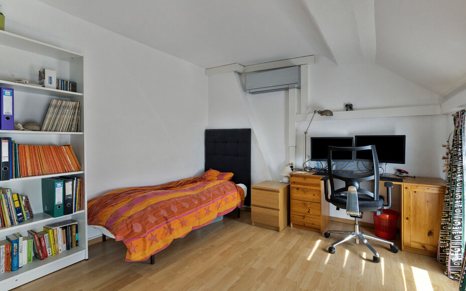 Leemans Immobiliën vous présente cette charmante maison prête à emménager dans le pittoresque Schepdaal. Grâce à son emplacement central, vous pouvez profiter d'une excellente accessibilité et les écoles, les commerces, les transports en commun e