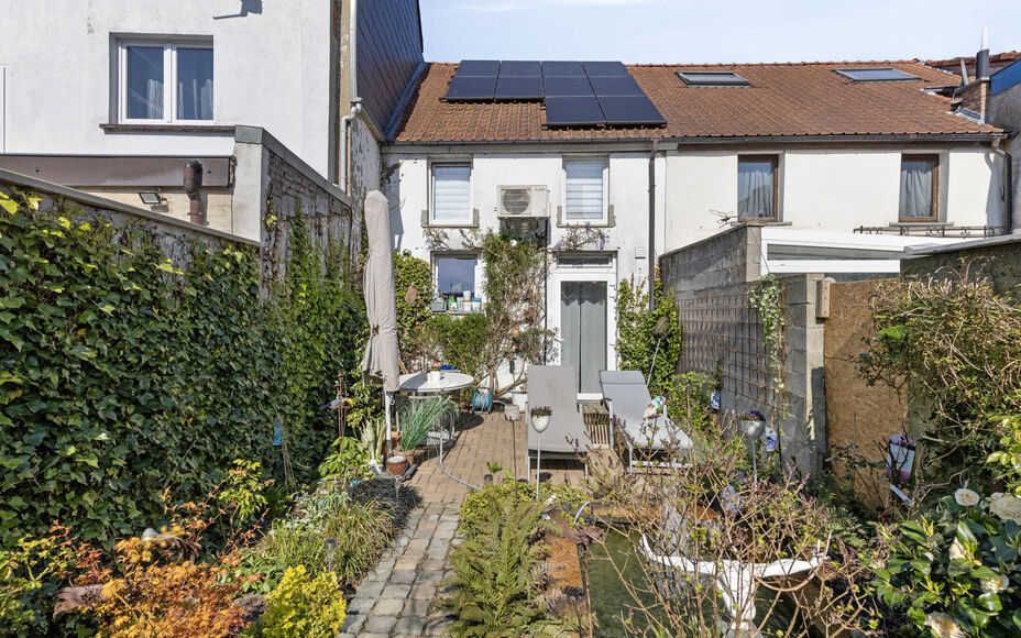 Leemans Immobiliën vous présente cette charmante maison prête à emménager dans le pittoresque Schepdaal. Grâce à son emplacement central, vous pouvez profiter d'une excellente accessibilité et les écoles, les commerces, les transports en commun e