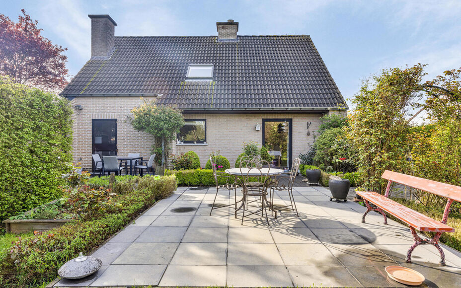 Leemans Immobiliën vous propose cette maison prête à l'emploi dans une zone rurale à Galmaarden sur un terrain de 12 ares. De par sa situation centrale, les commerces, les écoles, les transports en commun, les itinéraires pédestres et cyclables et 