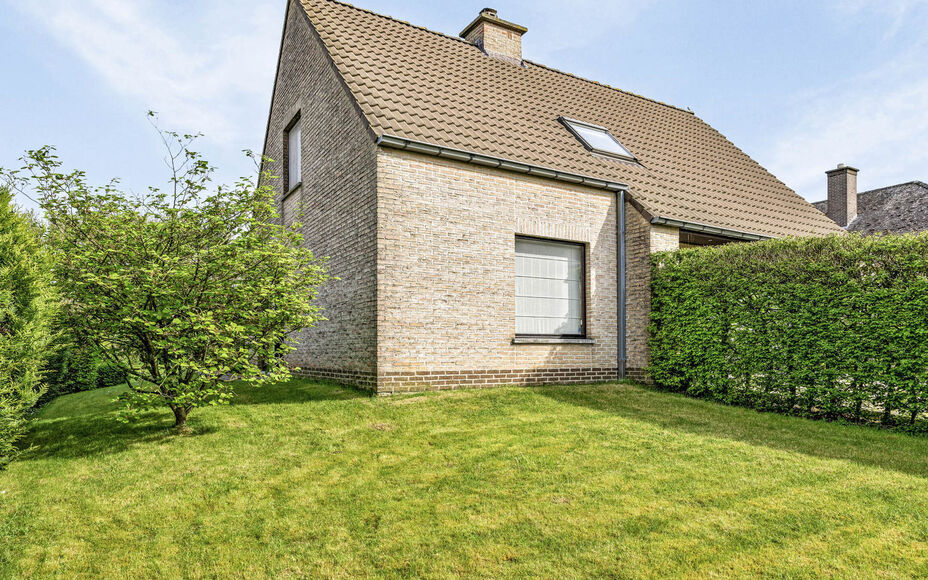 Leemans Immobiliën vous propose cette maison prête à l'emploi dans une zone rurale à Galmaarden sur un terrain de 12 ares. De par sa situation centrale, les commerces, les écoles, les transports en commun, les itinéraires pédestres et cyclables et 