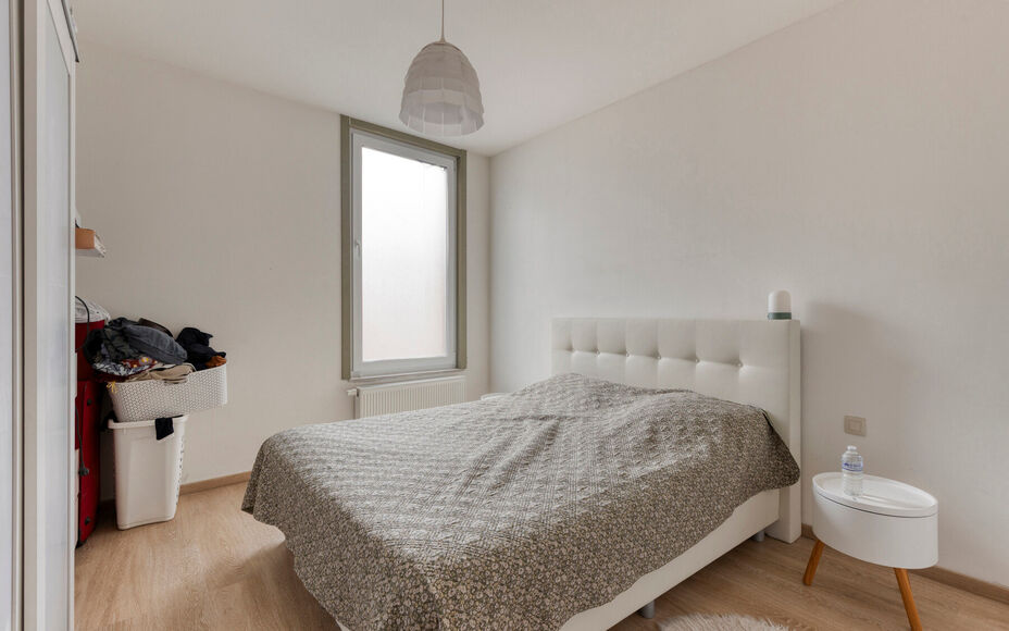 Leemans Real Estate vous propose cette charmante maison, idéalement située au cœur de Grammont. Grâce à sa situation centrale, les commerces, les écoles, les installations sportives, les transports en commun et les grands axes routiers sont accessib