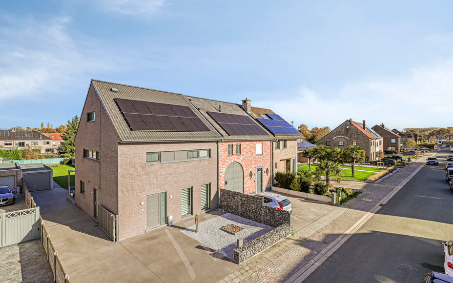 Leemans Real Estate vous propose cette magnifique maison jumelée, prête à emménager, idéalement située à Liedekerke.
Grâce à sa situation centrale, toutes les commodités sont à proximité : commerces, écoles, transports en commun, installation