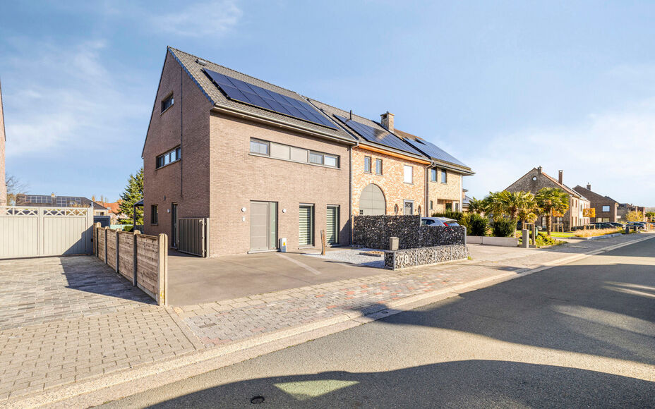 Leemans Real Estate vous propose cette magnifique maison jumelée, prête à emménager, idéalement située à Liedekerke.
Grâce à sa situation centrale, toutes les commodités sont à proximité : commerces, écoles, transports en commun, installation