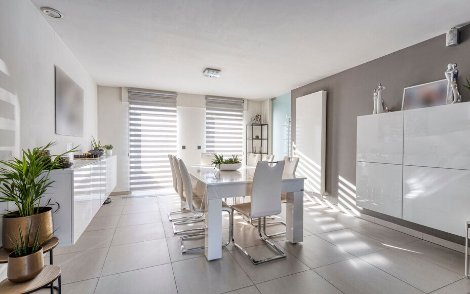 Leemans Real Estate vous propose cette magnifique maison jumelée, prête à emménager, idéalement située à Liedekerke.
Grâce à sa situation centrale, toutes les commodités sont à proximité : commerces, écoles, transports en commun, installation