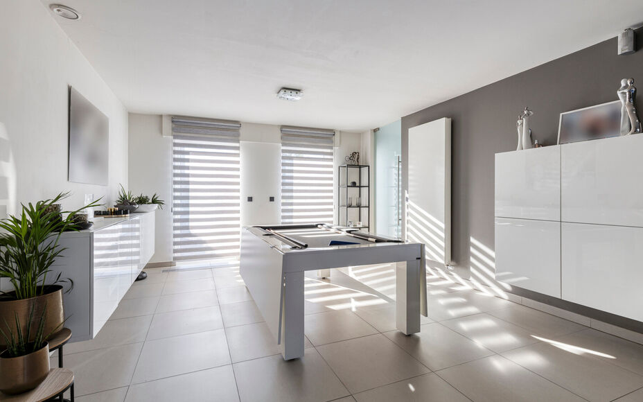 Leemans Real Estate vous propose cette magnifique maison jumelée, prête à emménager, idéalement située à Liedekerke.
Grâce à sa situation centrale, toutes les commodités sont à proximité : commerces, écoles, transports en commun, installation